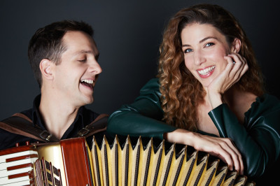 Vallomások harmonikával, Dallal 